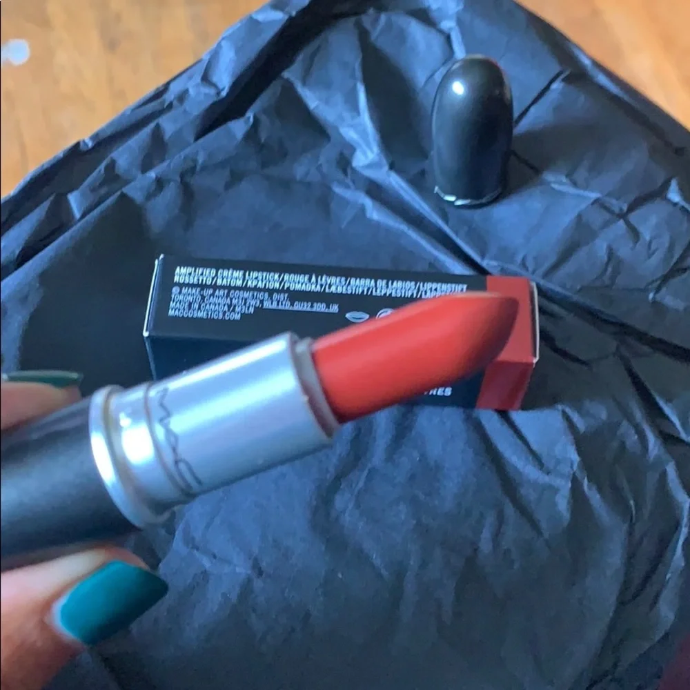🆕 MAC Cosmetics Amplified Creme Lipstick in Dubonnet